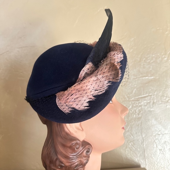 EXQUISITE 1940\'s NAVY FELT HAT WITH PINK/BROWN FEATHERS, VEILING  & FEATHER WING main image 6